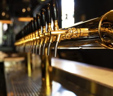 Met de gepersonaliseerde 20 kraans bierzuil wordt de kwaliteit van het bier gewaarborgd bij Delfts Brouwhuis - tap- en koeltechniek