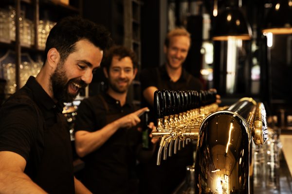 De mannen van Delfts Brouwhuis kiezen voor eigen tap- en koeltechniek