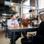 Gezellig met je vrienden rondom een taptafel bij Karaat Amsterdam | Innovatie & Selfservice