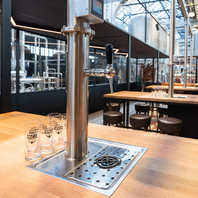 Zelftaptafels met uitzicht op de brouwerij van Stadhaven in Rotterdam | Innovatie & Selfservice