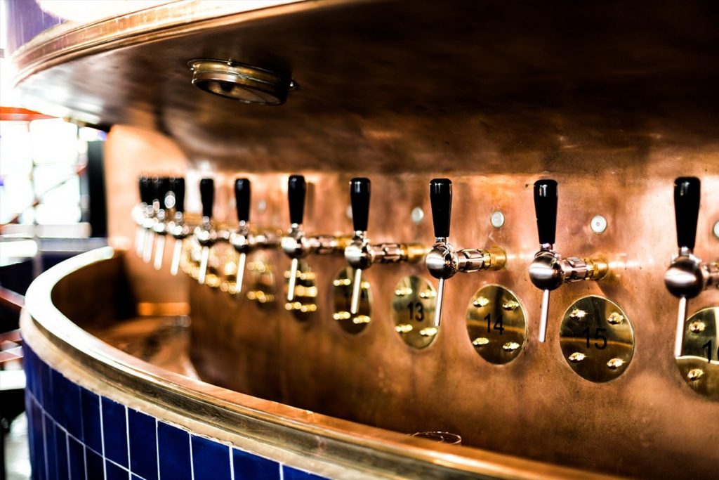 Tap zelf je bier aan een indrukwekkende tapwand bij Beers & Barrels Breda