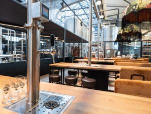 Taptafels bij Stadshaven Brouwerij en Gastropub met uitzicht op de brouwerij