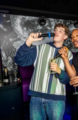 Boek een karaoke kamer met tafel biertap