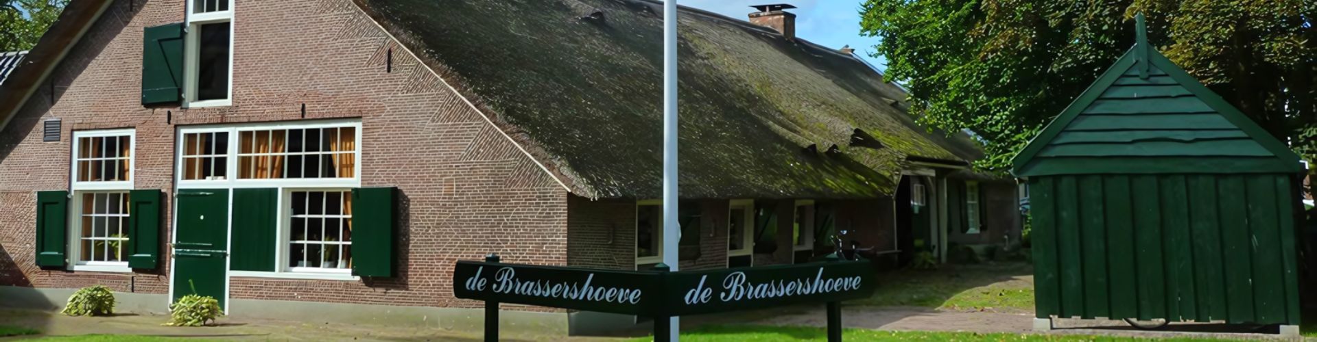 Horeca apparatuur bij de Brassershoeve: Maatwerk tapblad, fustenkast, koelmeubel en taptechniek.